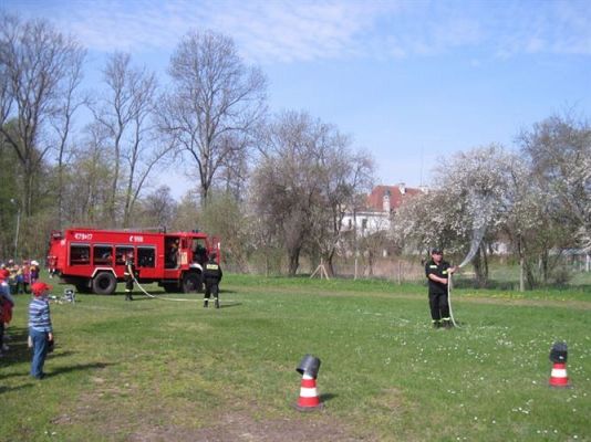 Grafika #33: 07.05.2013 - Spotkanie ze strażakami na stadionie w Charbrowie