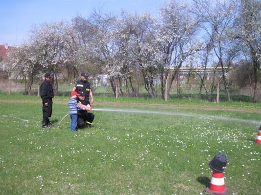 Grafika #34: 07.05.2013 - Spotkanie ze strażakami na stadionie w Charbrowie