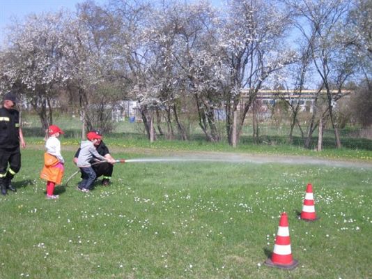 Grafika #38: 07.05.2013 - Spotkanie ze strażakami na stadionie w Charbrowie