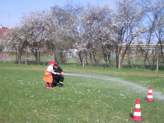 Grafika #39: 07.05.2013 - Spotkanie ze strażakami na stadionie w Charbrowie