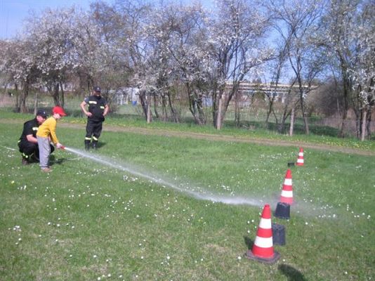 Grafika #42: 07.05.2013 - Spotkanie ze strażakami na stadionie w Charbrowie