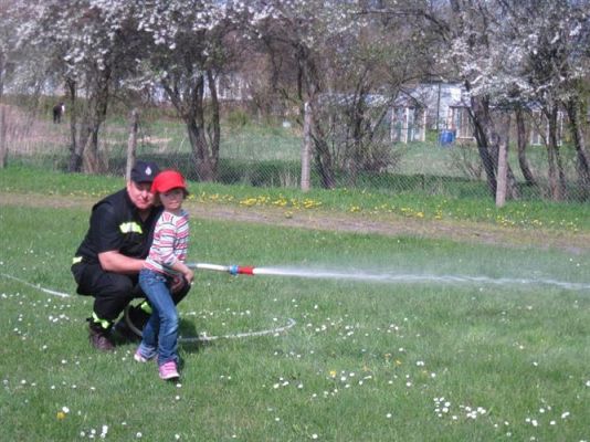 Grafika #44: 07.05.2013 - Spotkanie ze strażakami na stadionie w Charbrowie