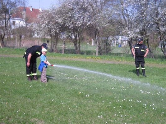 Grafika #47: 07.05.2013 - Spotkanie ze strażakami na stadionie w Charbrowie