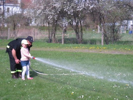 Grafika #48: 07.05.2013 - Spotkanie ze strażakami na stadionie w Charbrowie