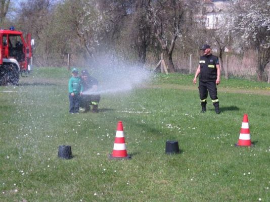 Grafika #56: 07.05.2013 - Spotkanie ze strażakami na stadionie w Charbrowie