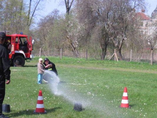 Grafika #57: 07.05.2013 - Spotkanie ze strażakami na stadionie w Charbrowie