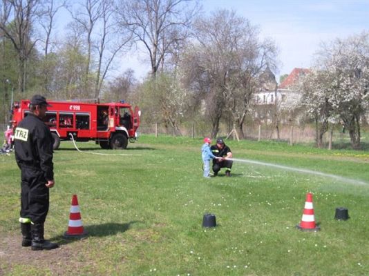 Grafika #60: 07.05.2013 - Spotkanie ze strażakami na stadionie w Charbrowie