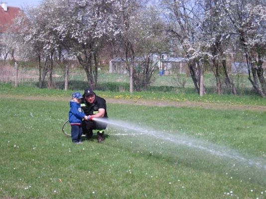 Grafika #61: 07.05.2013 - Spotkanie ze strażakami na stadionie w Charbrowie