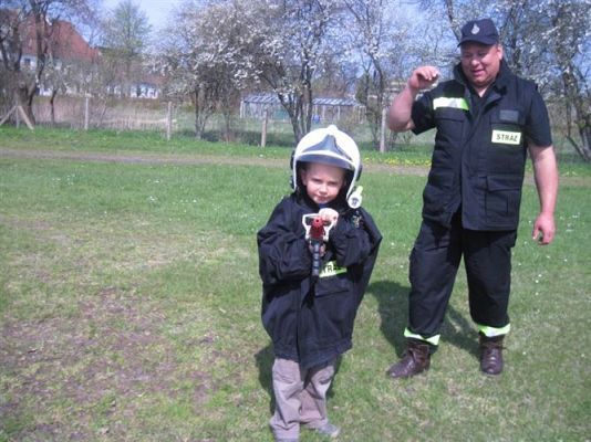 Grafika #71: 07.05.2013 - Spotkanie ze strażakami na stadionie w Charbrowie