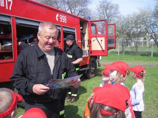 Grafika #73: 07.05.2013 - Spotkanie ze strażakami na stadionie w Charbrowie