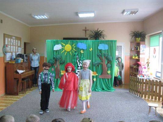 Grafika #13: 26.04.2013 - Przedstawienie teatralne pt."Czerwony Kapturek" w wykonaniu Starszaków