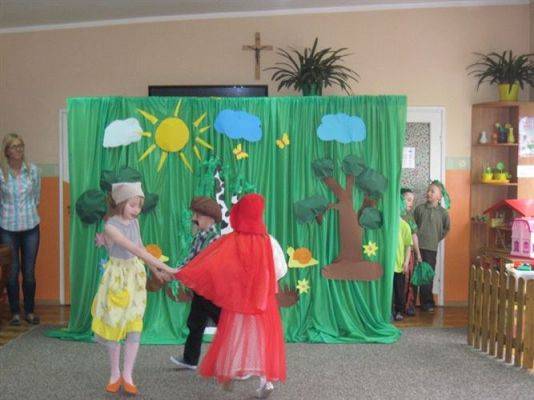 Grafika #14: 26.04.2013 - Przedstawienie teatralne pt."Czerwony Kapturek" w wykonaniu Starszaków