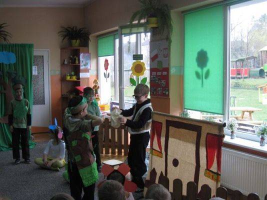 Grafika #33: 26.04.2013 - Przedstawienie teatralne pt."Czerwony Kapturek" w wykonaniu Starszaków