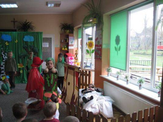 Grafika #34: 26.04.2013 - Przedstawienie teatralne pt."Czerwony Kapturek" w wykonaniu Starszaków