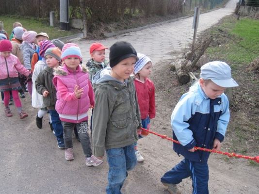 Grafika #0: 19.04.2013 - Maluszki podglądają kury w kurniku