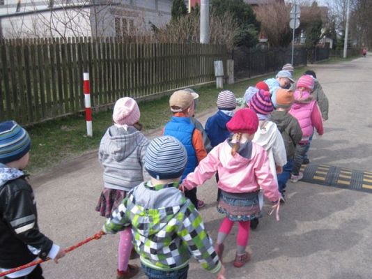 Grafika #2: 19.04.2013 - Maluszki podglądają kury w kurniku