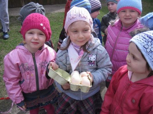 Grafika #12: 19.04.2013 - Maluszki podglądają kury w kurniku