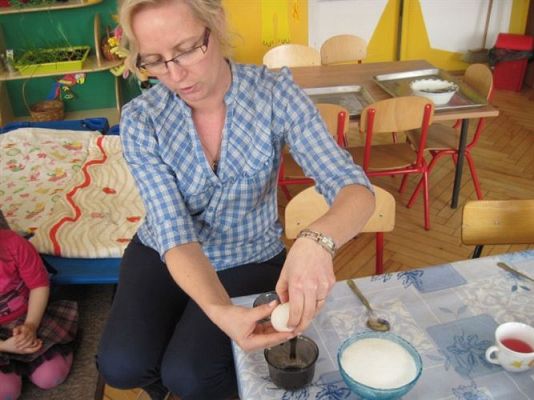 Grafika #14: 19.04.2013 - Maluszki podglądają kury w kurniku