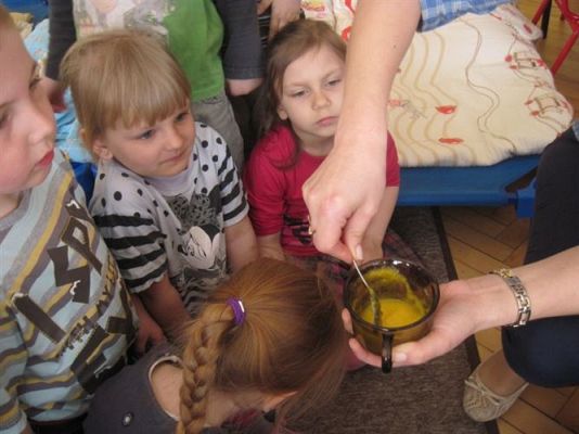 Grafika #19: 19.04.2013 - Maluszki podglądają kury w kurniku