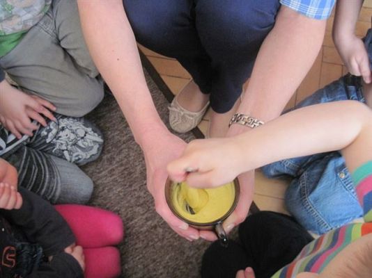 Grafika #21: 19.04.2013 - Maluszki podglądają kury w kurniku