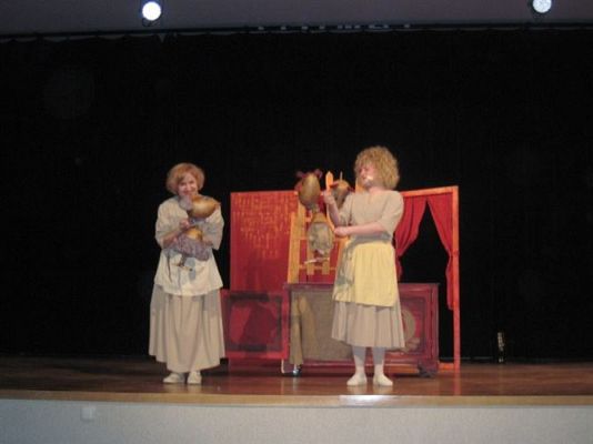 Grafika #23: 18.04.2013 - Przedstawienie teatralne pt."Bajka z malowanej skrzyni" w wykonaniu Teatru Władca Lalek ze Słupska