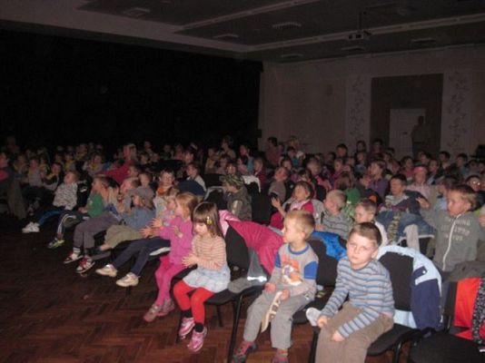 Grafika #24: 18.04.2013 - Przedstawienie teatralne pt."Bajka z malowanej skrzyni" w wykonaniu Teatru Władca Lalek ze Słupska