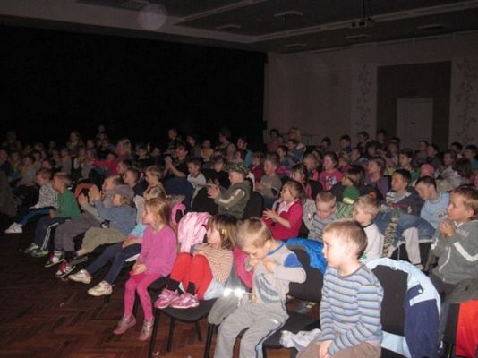 Grafika #25: 18.04.2013 - Przedstawienie teatralne pt."Bajka z malowanej skrzyni" w wykonaniu Teatru Władca Lalek ze Słupska