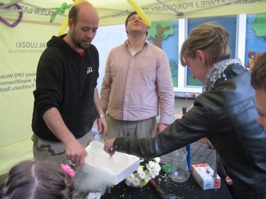 Grafika #9: 25.05.2013 - Rodzinne eksperymenty - interaktywna zabawa i edukacja