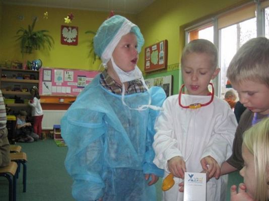 Grafika #2: 20.11.2013 - Zabawy w kąciku lekarskim