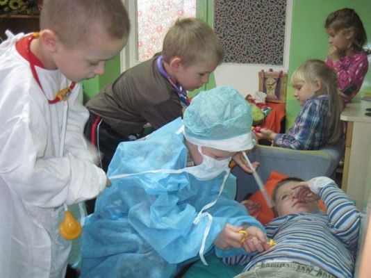 Grafika #5: 20.11.2013 - Zabawy w kąciku lekarskim