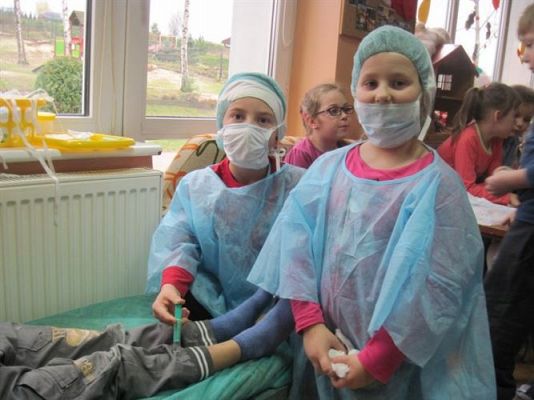 Grafika #12: 20.11.2013 - Zabawy w kąciku lekarskim