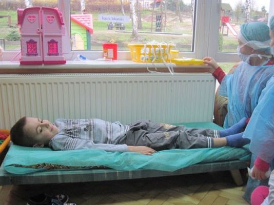 Grafika #13: 20.11.2013 - Zabawy w kąciku lekarskim