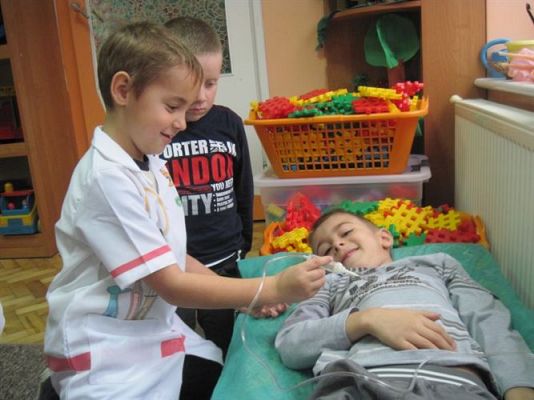 Grafika #14: 20.11.2013 - Zabawy w kąciku lekarskim