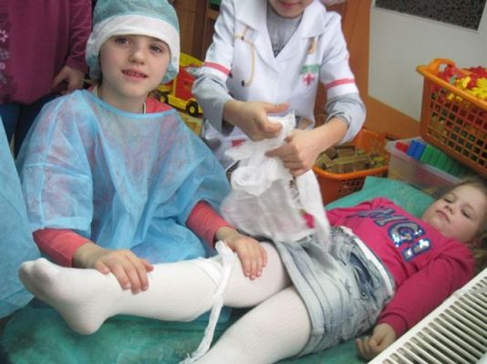 Grafika #20: 20.11.2013 - Zabawy w kąciku lekarskim