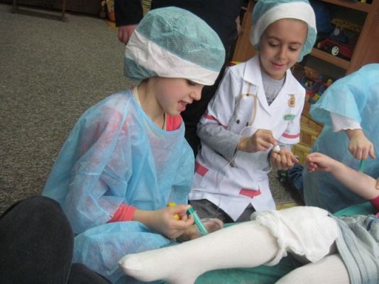 Grafika #24: 20.11.2013 - Zabawy w kąciku lekarskim