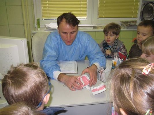 Grafika #10: 15.11.2013 - O ząbki nasze dbamy - dentystę odwiedzamy.