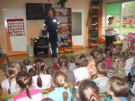 Grafika #1: 07.11.2013 - Lekcja bezpieczeństwa z panem policjantem