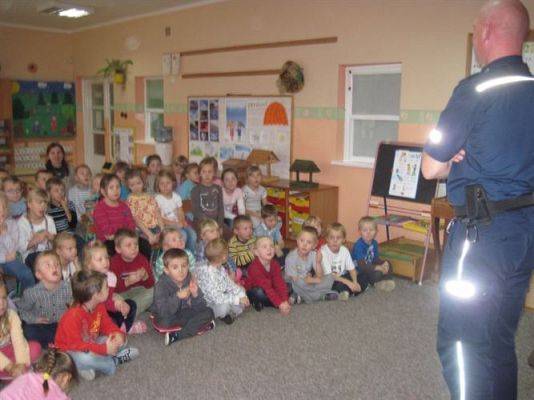 Grafika #3: 07.11.2013 - Lekcja bezpieczeństwa z panem policjantem