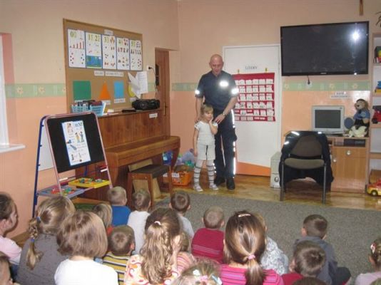 Grafika #5: 07.11.2013 - Lekcja bezpieczeństwa z panem policjantem