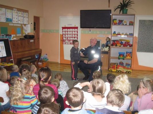 Grafika #6: 07.11.2013 - Lekcja bezpieczeństwa z panem policjantem