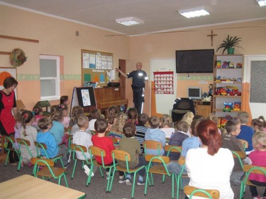 Grafika #7: 07.11.2013 - Lekcja bezpieczeństwa z panem policjantem