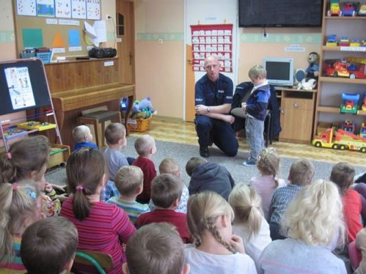 Grafika #8: 07.11.2013 - Lekcja bezpieczeństwa z panem policjantem