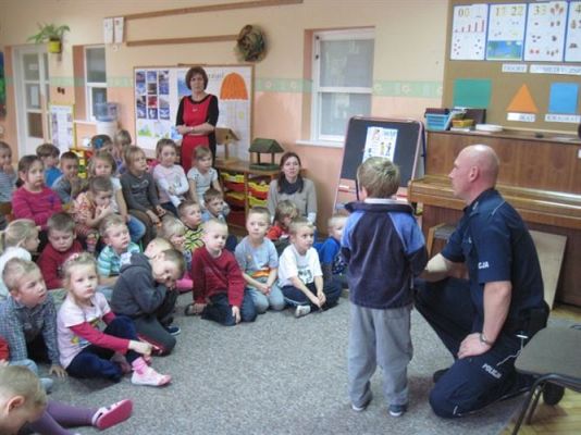 Grafika #9: 07.11.2013 - Lekcja bezpieczeństwa z panem policjantem