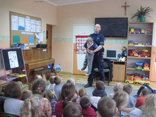 Grafika #10: 07.11.2013 - Lekcja bezpieczeństwa z panem policjantem