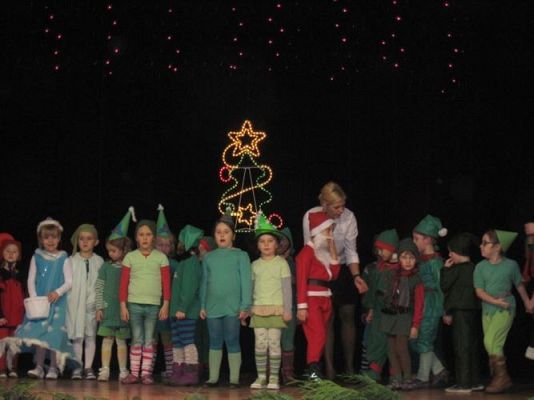 Grafika #15: 12.12.2013 - Przedstawienie świąteczne pt." W oczekiwaniu na Święta "