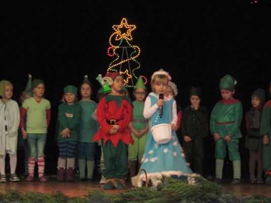 Grafika #33: 12.12.2013 - Przedstawienie świąteczne pt." W oczekiwaniu na Święta "