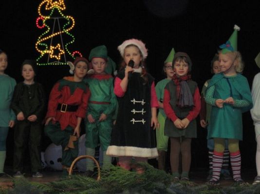 Grafika #50: 12.12.2013 - Przedstawienie świąteczne pt." W oczekiwaniu na Święta "