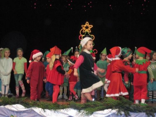 Grafika #62: 12.12.2013 - Przedstawienie świąteczne pt." W oczekiwaniu na Święta "