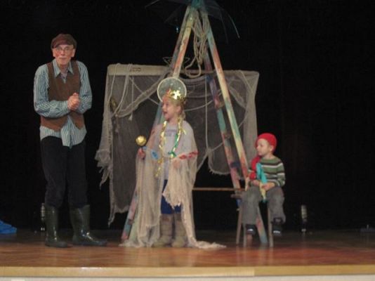 Grafika #41: 11.12.2013 - Przedstawienie teatralne "Rybak-król" w Gokis w Wicku