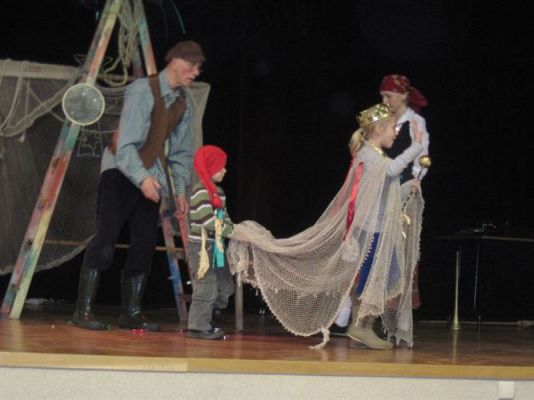 Grafika #42: 11.12.2013 - Przedstawienie teatralne "Rybak-król" w Gokis w Wicku